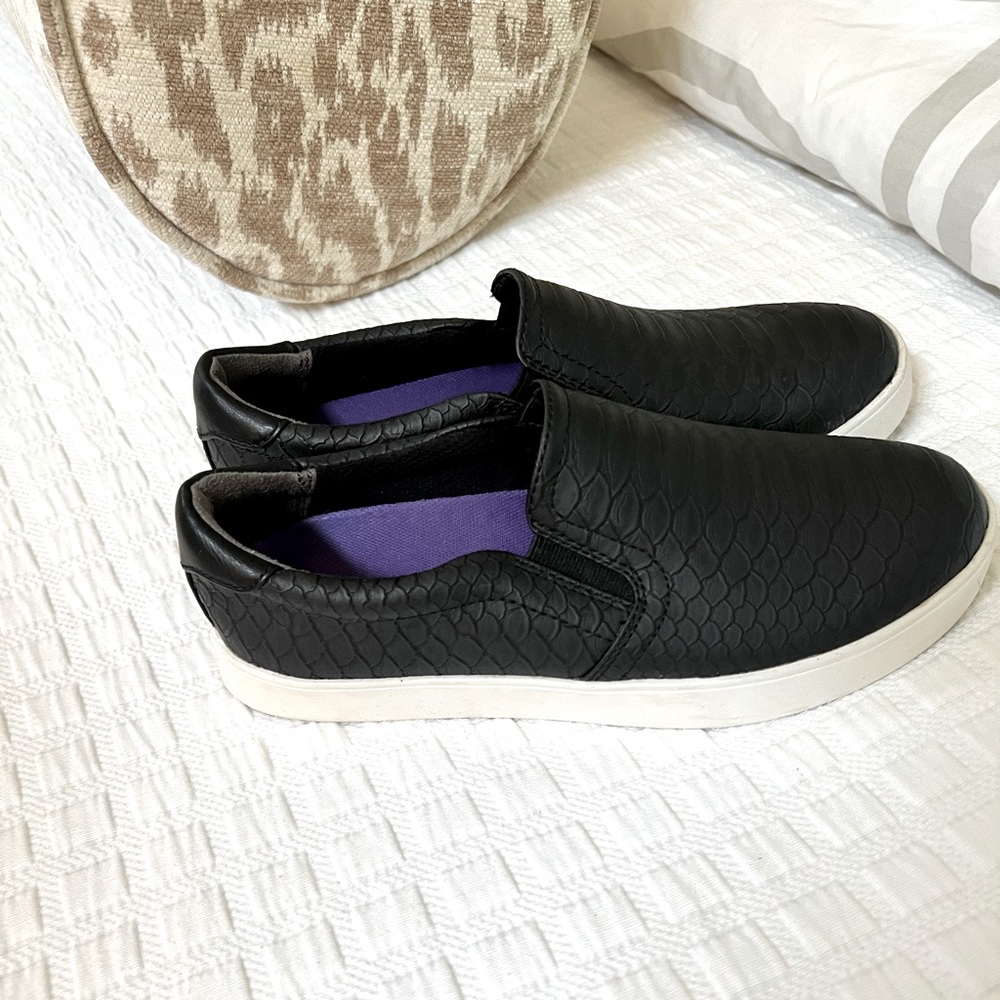 NEW!! NEVER WORN - DR. SCHOLL'S
Women's Madison Slip-ons - Faux leather lizard